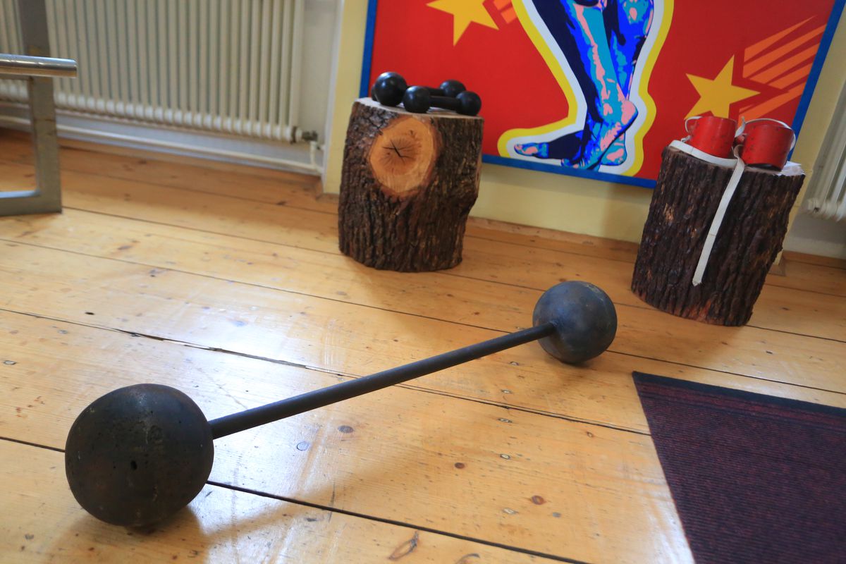 Casa lui Arnold Schwarzenegger, la 45 de minute de România U21 » Trei lumi într-una și peste 1000 de obiecte unicat în arhiva intimă a „Terminatorului”