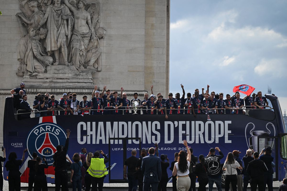 Parisul, în sărbătoare! Imagini memorabile: zeci de mii de fani au întâmpinat-o pe PSG » Discursul președintelui Macron