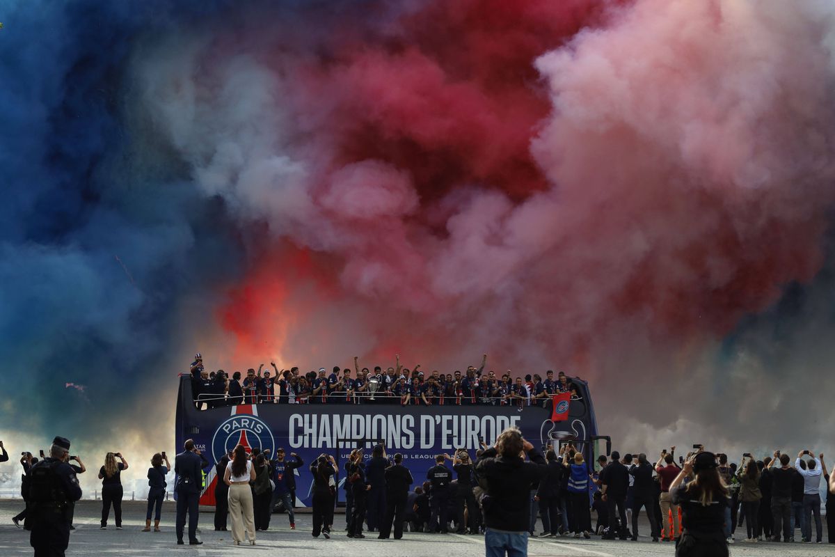 Parisul, în sărbătoare! Imagini memorabile: zeci de mii de fani au întâmpinat-o pe PSG » Discursul președintelui Macron