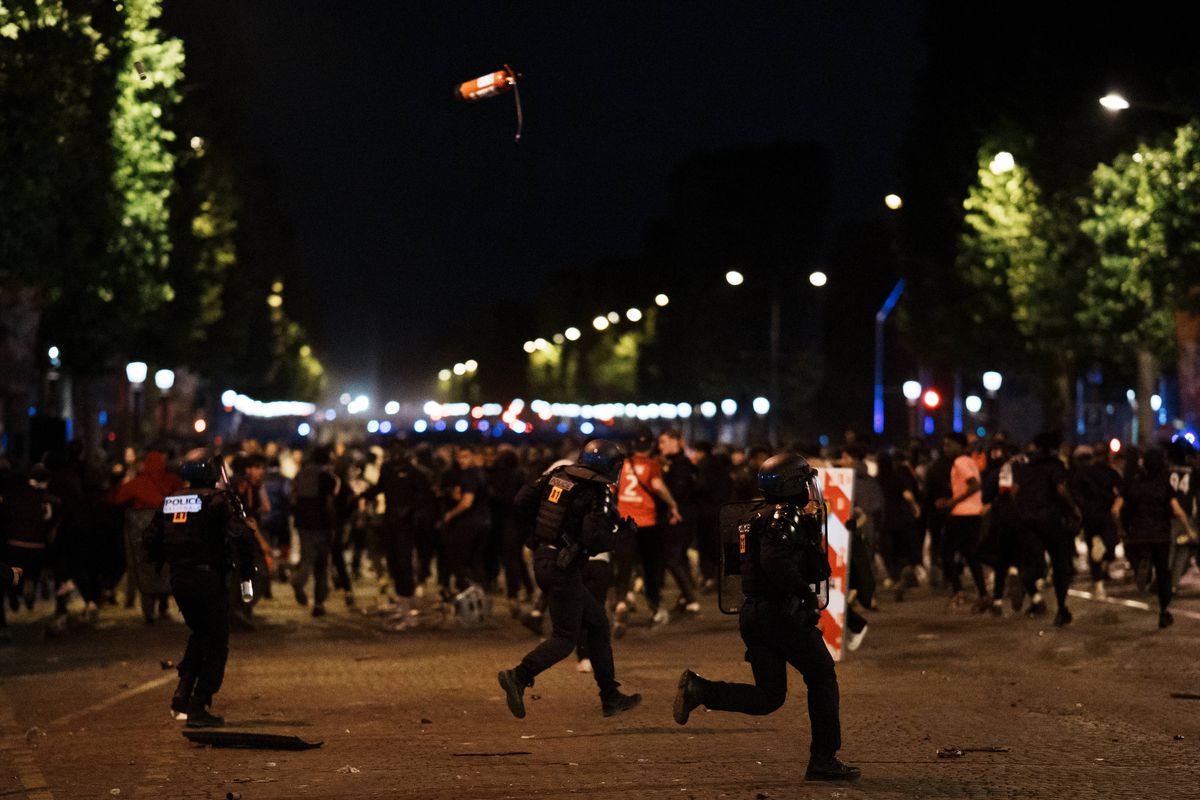 Emmanuel Macron a condamnat incidentele violente din Paris: „Vom urmări, vom pedepsi, vom fi neobosiți”