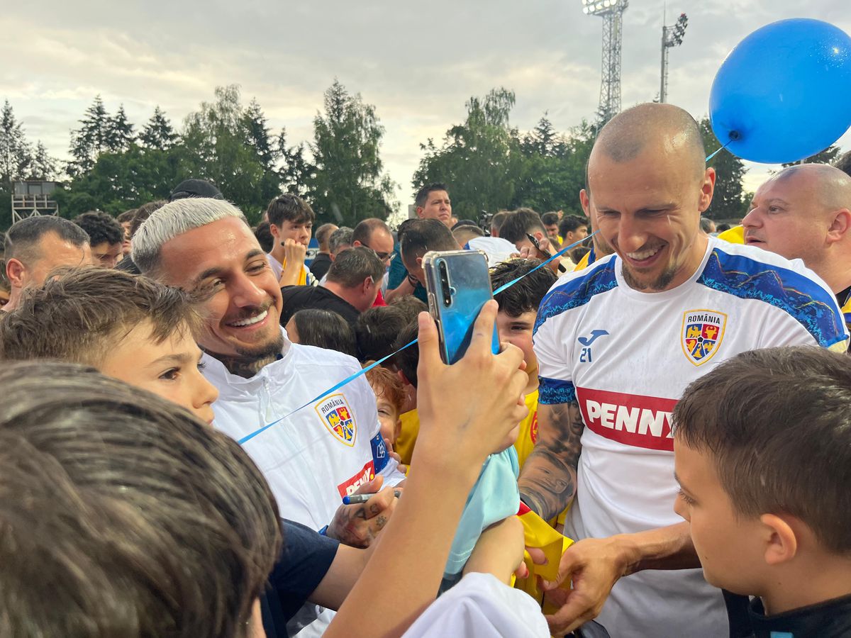 România, antrenament deschis publicului înainte de dubla cu Austria și Cipru » Fotbaliștii au dat autografe copiilor