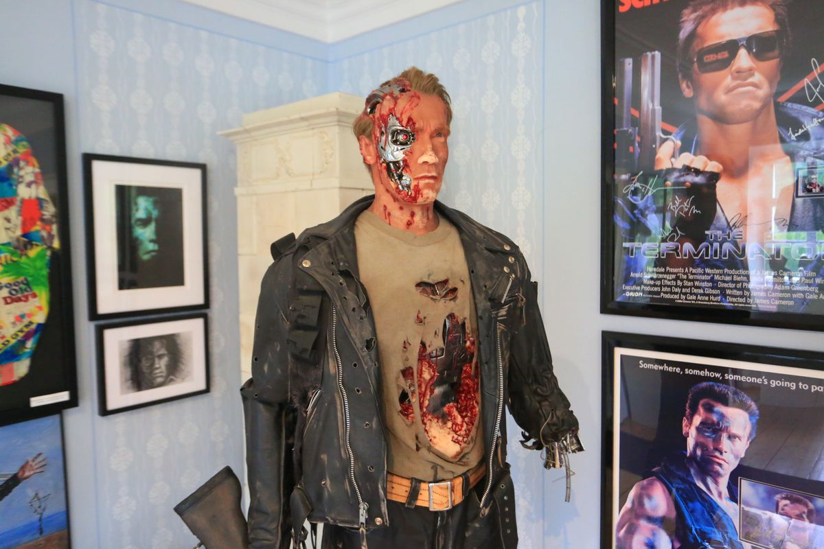 Casa lui Arnold Schwarzenegger, la 45 de minute de România U21 » Trei lumi într-una și peste 1000 de obiecte unicat în arhiva intimă a „Terminatorului”