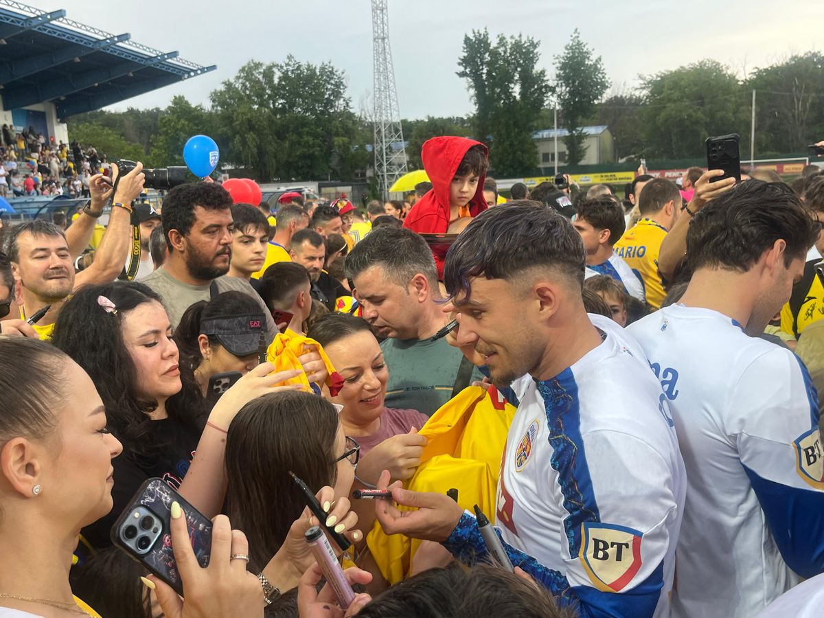 România, antrenament deschis publicului înainte de dubla cu Austria și Cipru » Fotbaliștii au dat autografe copiilor