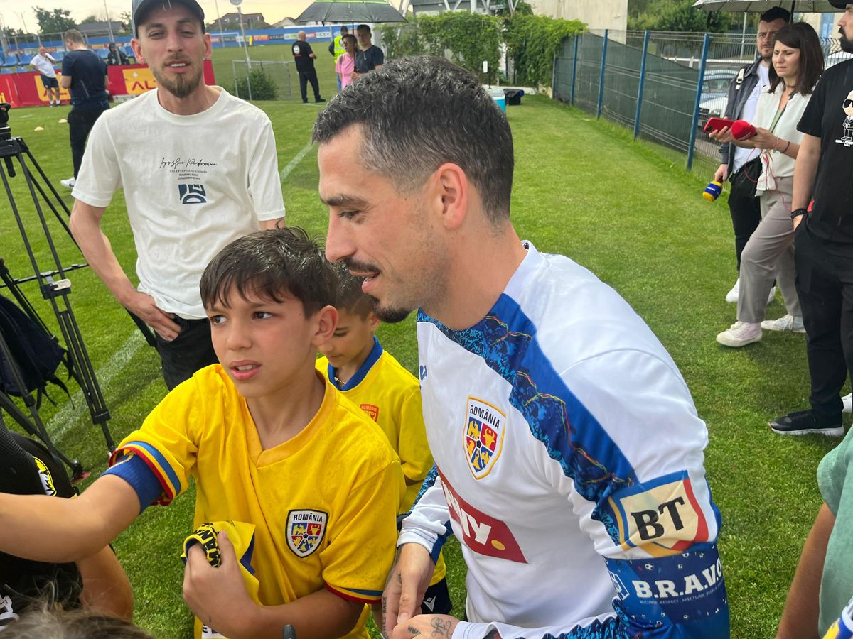 România, antrenament deschis publicului înainte de dubla cu Austria și Cipru » Fotbaliștii au dat autografe copiilor