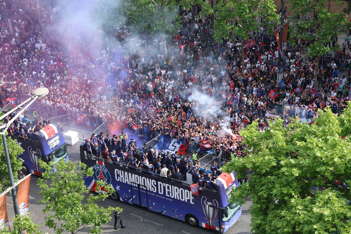 Parisul, în sărbătoare! Imagini memorabile: zeci de mii de fani au întâmpinat-o pe PSG » Discursul președintelui Macron