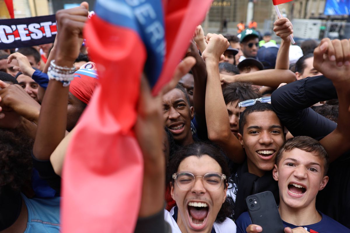 Parisul, în sărbătoare! Imagini memorabile: zeci de mii de fani au întâmpinat-o pe PSG » Discursul președintelui Macron