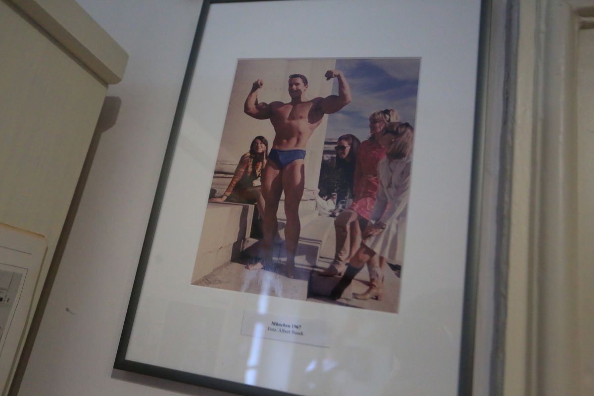 Casa lui Arnold Schwarzenegger, la 45 de minute de România U21 » Trei lumi într-una și peste 1000 de obiecte unicat în arhiva intimă a „Terminatorului”