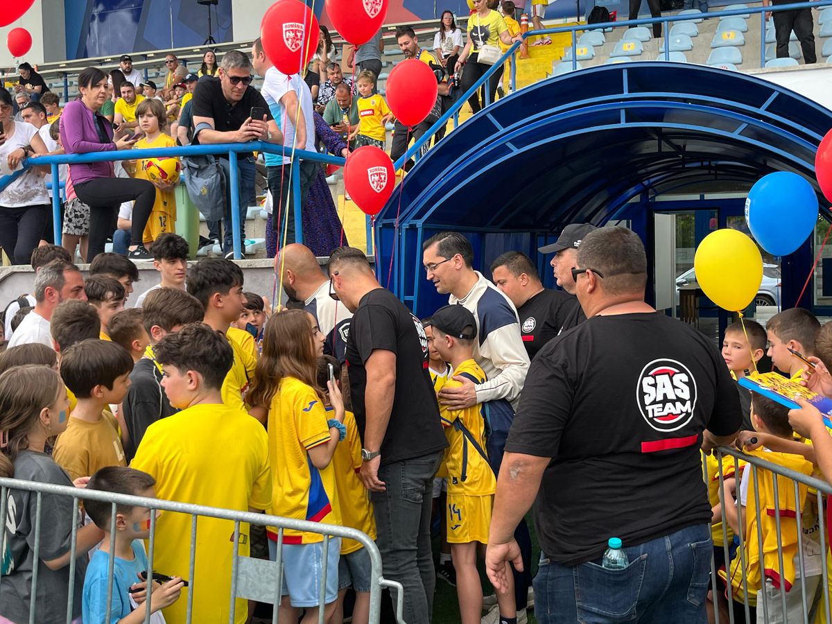 România, antrenament deschis publicului înainte de dubla cu Austria și Cipru » Fotbaliștii au dat autografe copiilor