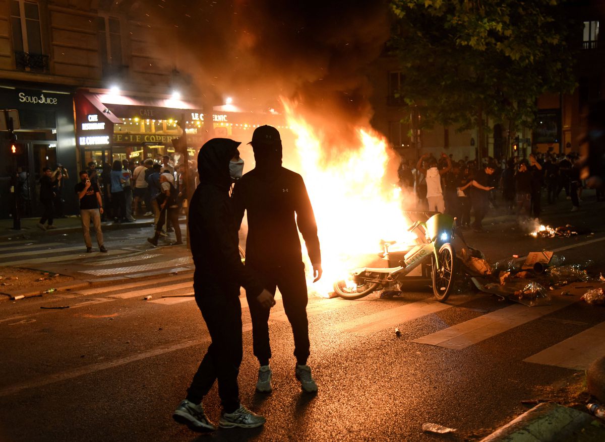 Emmanuel Macron a condamnat incidentele violente din Paris: „Vom urmări, vom pedepsi, vom fi neobosiți”