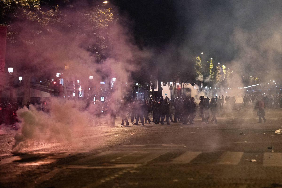 Emmanuel Macron a condamnat incidentele violente din Paris: „Vom urmări, vom pedepsi, vom fi neobosiți”