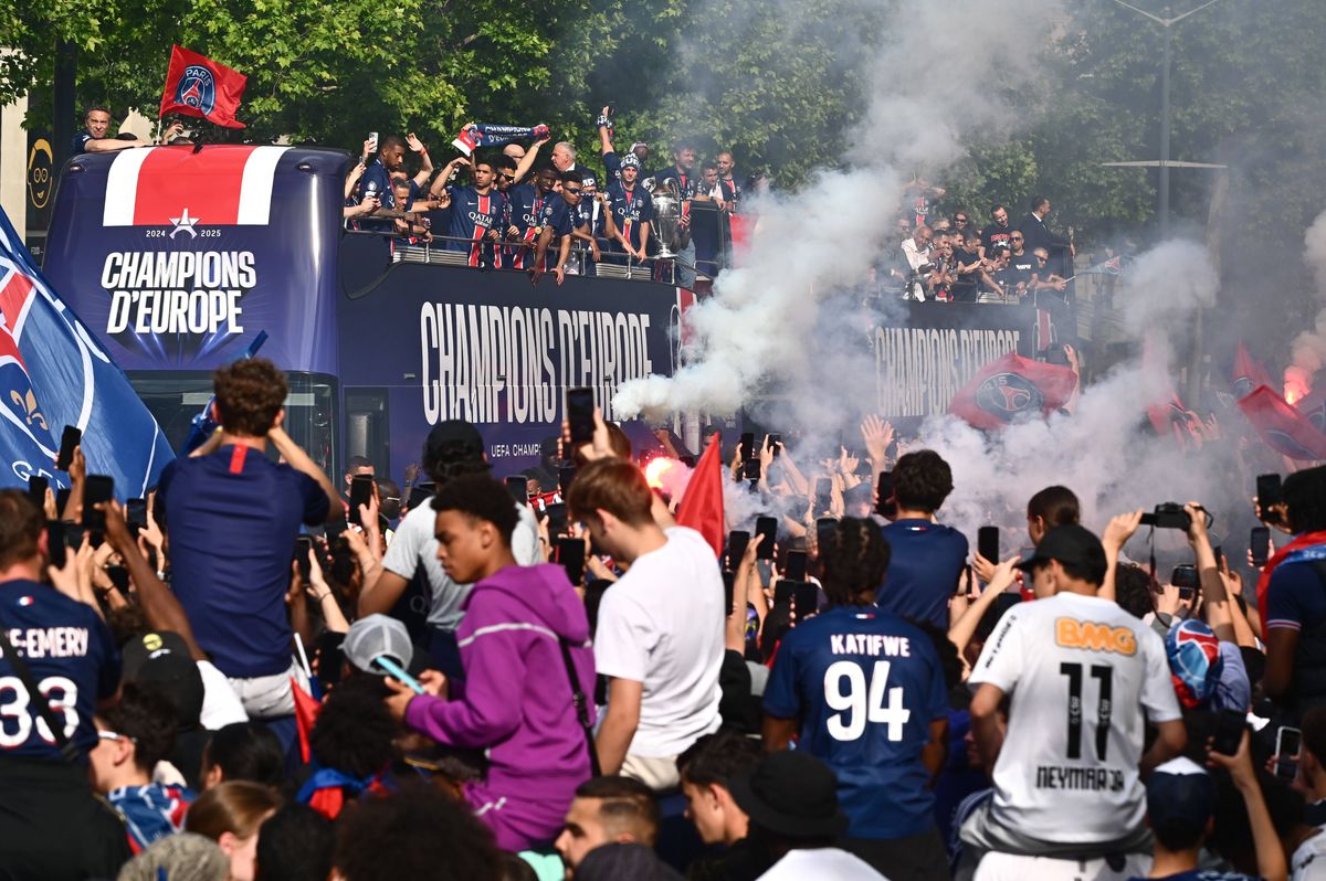 Parisul, în sărbătoare! Imagini memorabile: zeci de mii de fani au întâmpinat-o pe PSG » Discursul președintelui Macron