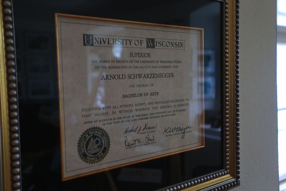 Casa lui Arnold Schwarzenegger, la 45 de minute de România U21 » Trei lumi într-una și peste 1000 de obiecte unicat în arhiva intimă a „Terminatorului”