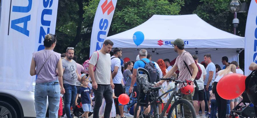 „Pune în mișcare” distracția. Copilărie, zâmbete și hibrizi: povestea Suzuki de la 1UniFest