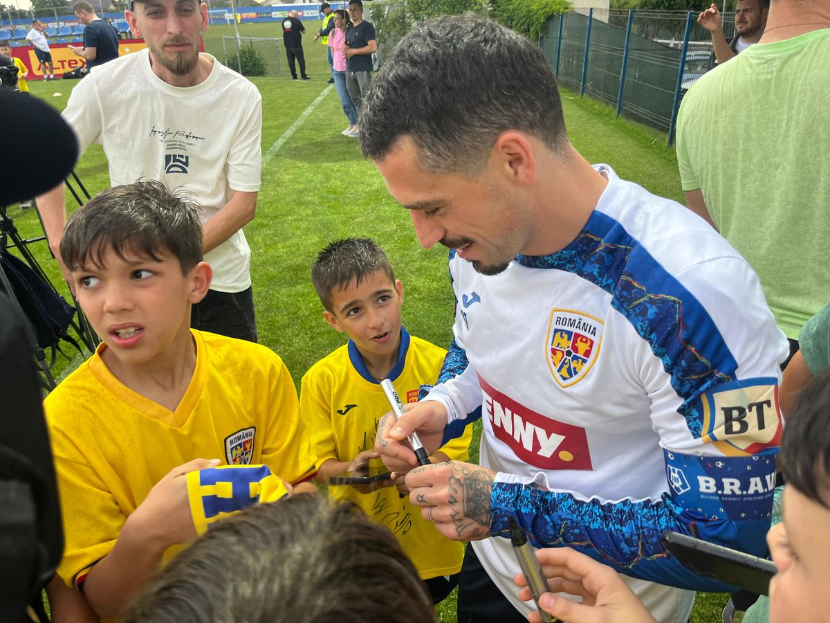 România, antrenament deschis publicului înainte de dubla cu Austria și Cipru » Fotbaliștii au dat autografe copiilor