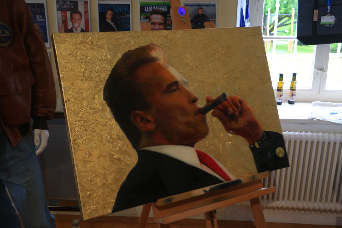 Casa lui Arnold Schwarzenegger, la 45 de minute de România U21 » Trei lumi într-una și peste 1000 de obiecte unicat în arhiva intimă a „Terminatorului”