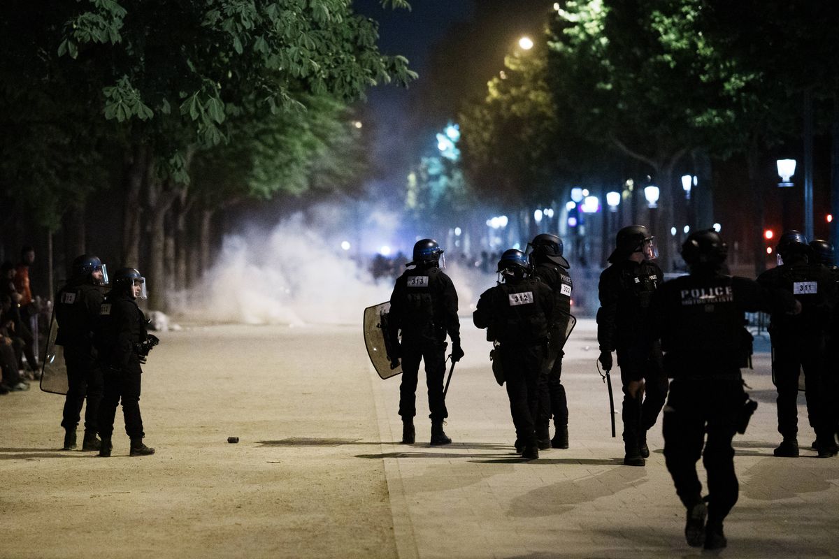 Emmanuel Macron a condamnat incidentele violente din Paris: „Vom urmări, vom pedepsi, vom fi neobosiți”