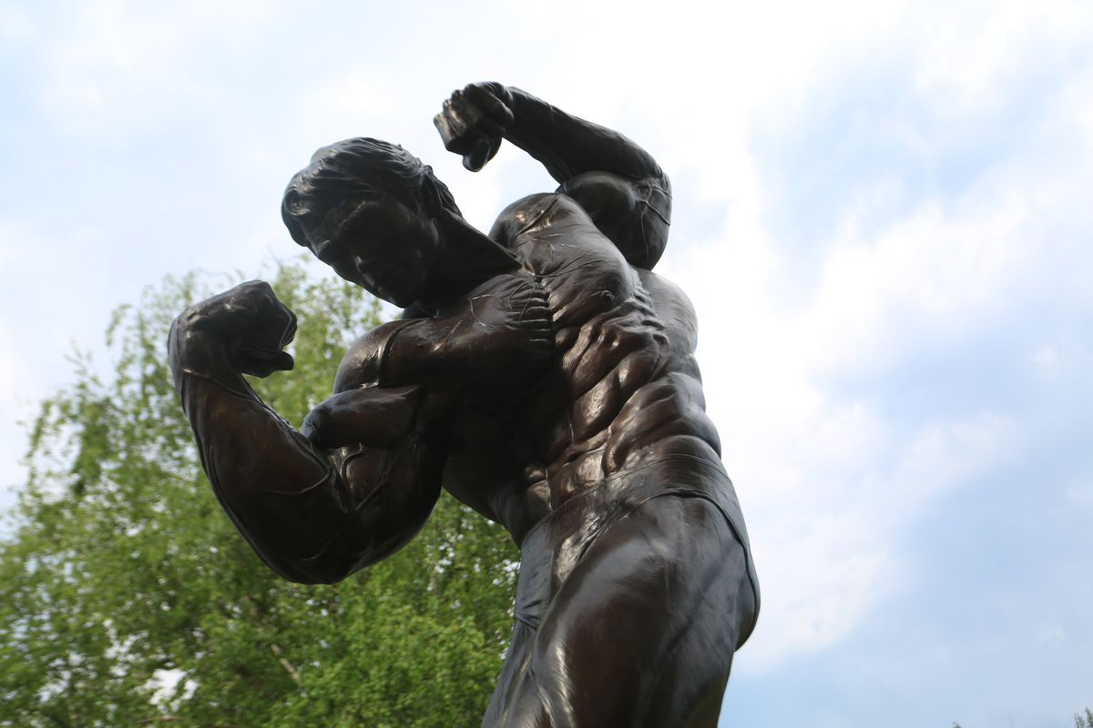 Casa lui Arnold Schwarzenegger, la 45 de minute de România U21 » Trei lumi într-una și peste 1000 de obiecte unicat în arhiva intimă a „Terminatorului”