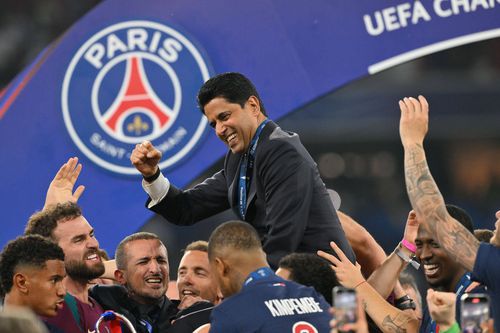 Președintele lui PSG, Nasser Al-Khelaifi, sărbătorește împreună cu jucătorii lui PSG / Foto: Imago