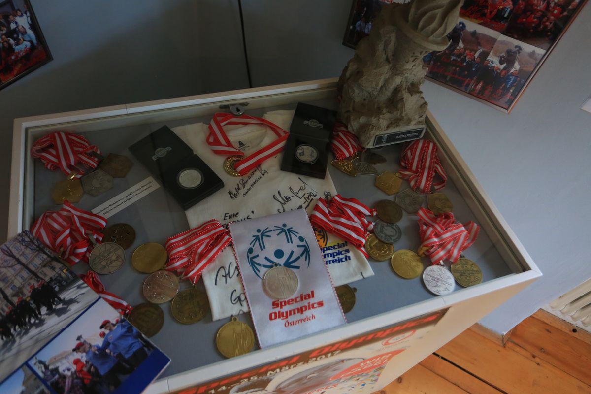 Casa lui Arnold Schwarzenegger, la 45 de minute de România U21 » Trei lumi într-una și peste 1000 de obiecte unicat în arhiva intimă a „Terminatorului”