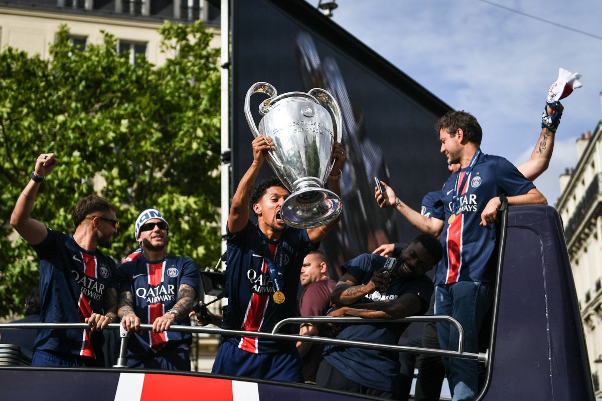 Parisul, în sărbătoare! Imagini memorabile: zeci de mii de fani au întâmpinat-o pe PSG » Discursul președintelui Macron