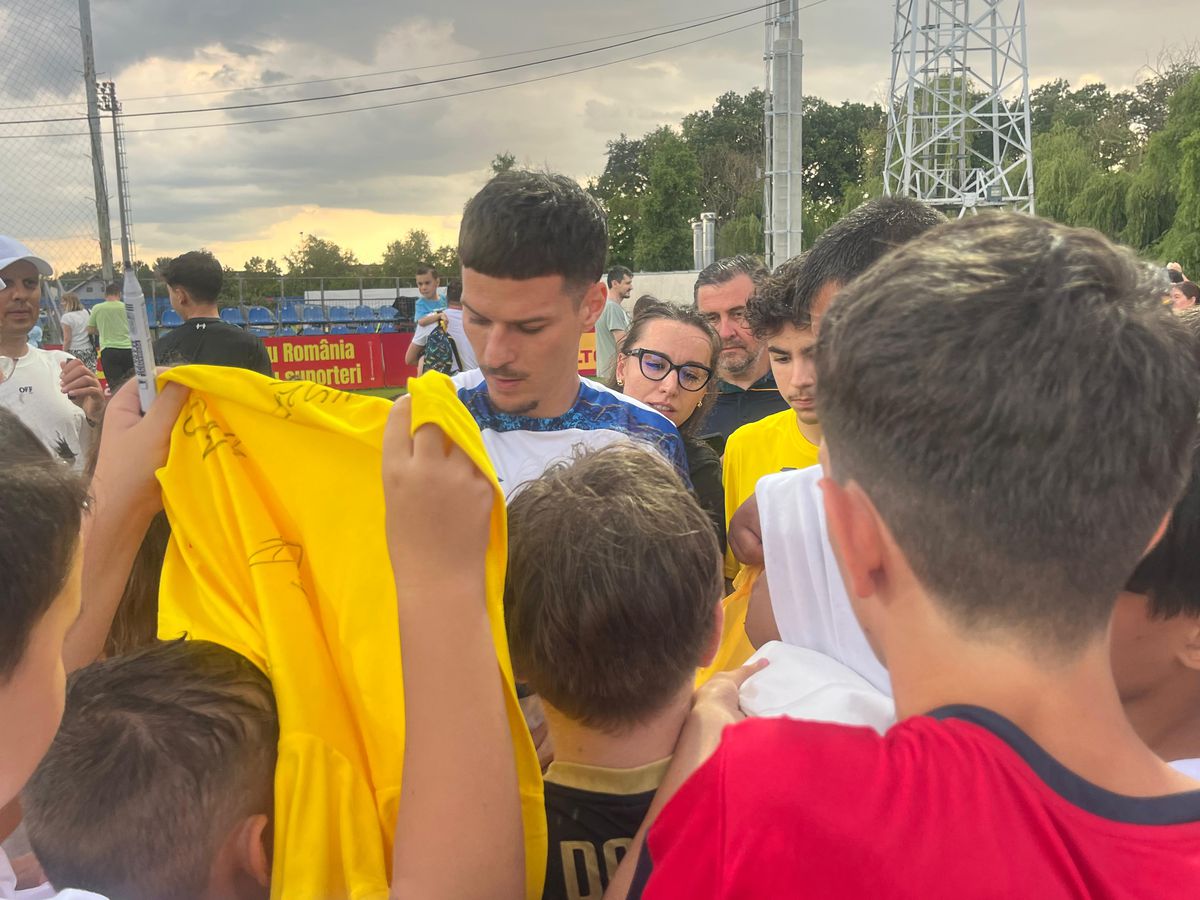 România, antrenament deschis publicului înainte de dubla cu Austria și Cipru » Fotbaliștii au dat autografe copiilor