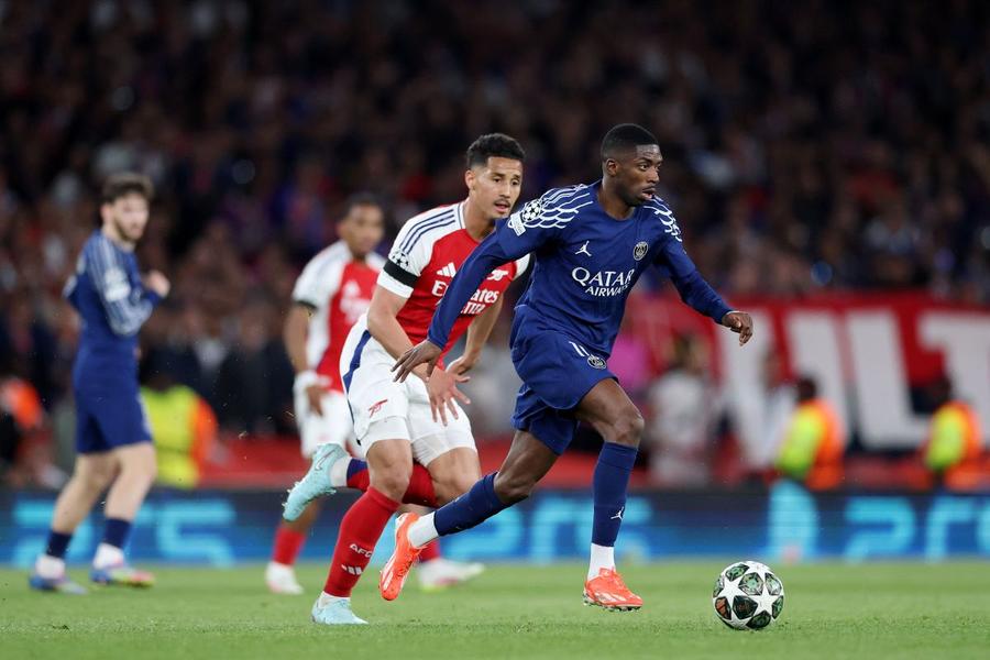 William Saliba (stânga), în duel cu Ousmane Dembele, autorul golul parizienilor în finala cu PSG / Foto: GeetyImages Emoții mari pentru Deschamps! » Titularul Franței s-a lovit în finala Ligii Campionilor și așteaptă diagnosticul