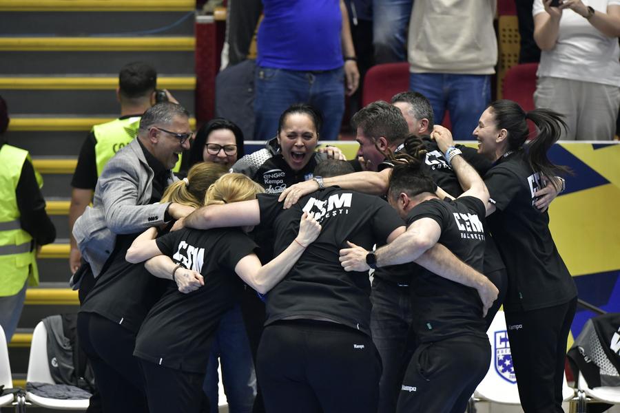 Aurelia Brădeanu, Iulia Curea și Alina Iordache fac parte din familia CSM București și astăzi / FOTO: Cristi Preda (GSP.ro) Ce fac astăzi handbalistele care aduceau trofeul Ligii Campionilor în 2016