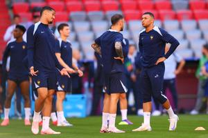 Emoții mari pentru Deschamps » Titularul Franței s-a lovit în finala Ligii Campionilor și așteaptă diagnosticul