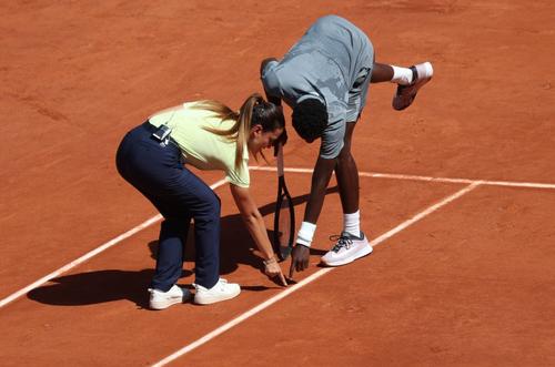 Arbitra Ana Carvalho și jucătorul francez Moise Kouame Foto: Imago Images