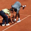 Arbitra Ana Carvalho și jucătorul francez Moise Kouame Foto: Imago Images