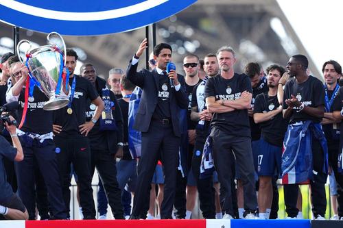 Nasser Al-Khelaifi, președintele lui PSG, sărbătorește câștigarea Ligii Campionilor alături de echipă și de antrenorul Luis Enrique în timpul paradei din Paris, după victoria cu Arsenal / Foto: GettyImages