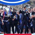 Nasser Al-Khelaifi, președintele lui PSG, sărbătorește câștigarea Ligii Campionilor alături de echipă și de antrenorul Luis Enrique în timpul paradei din Paris, după victoria cu Arsenal / Foto: GettyImages
