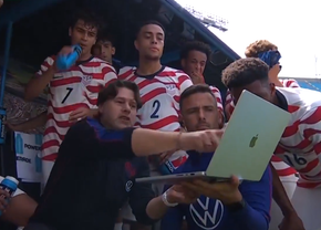 Scenă inedită în timpul meciului » Mauricio Pochettino a folosit laptopul pentru a oferi sfaturi tactice
