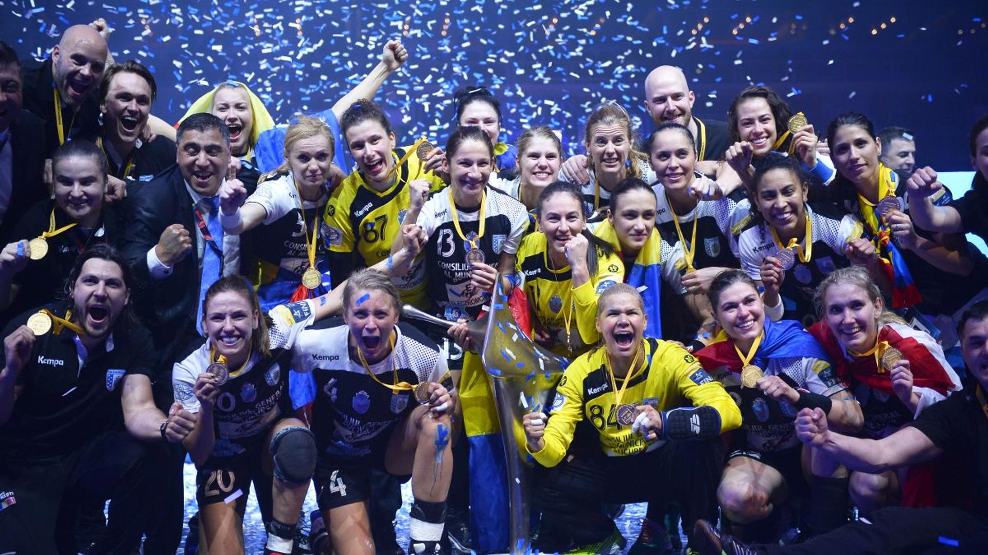 Jucătoare din generația de aur a CSM București handbal sărbătorind victoria în Liga Campionilor handbal feminin 2016 pe terenul de joc. | sursa foto: Gazeta Sporturilor