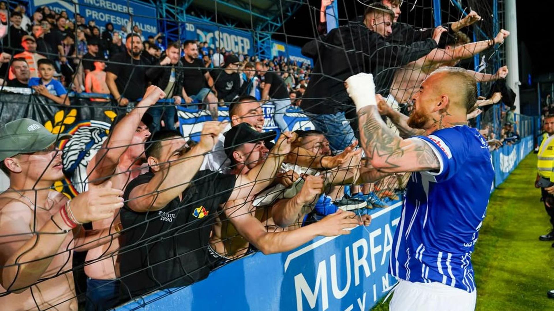 Denis Alibec în tricoul Farului Constanța, celebrând golul din penalty care a evitat retrogradarea fotbal a echipei în Liga 1. | sursa foto: Gazeta Sporturilor