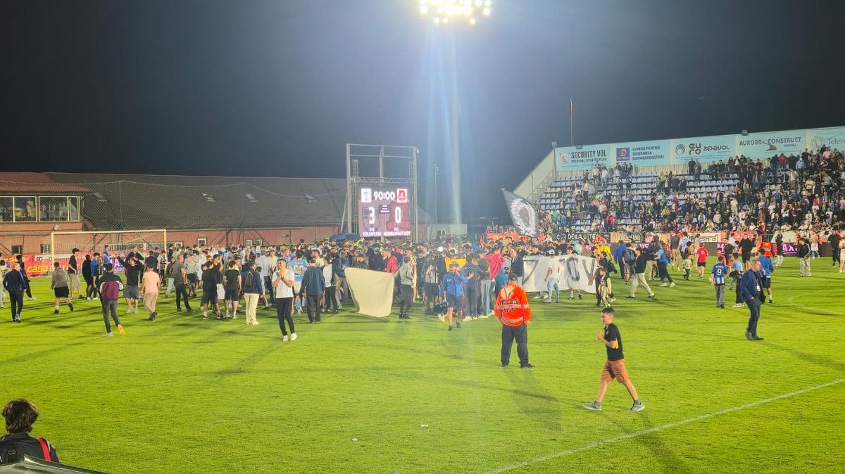 „Să NU mai călcați în Sibiu!” » Imagini nemaivăzute la Voluntari: ce s-a întâmplat după promovare și cum a fost surprins Dorinel Munteanu