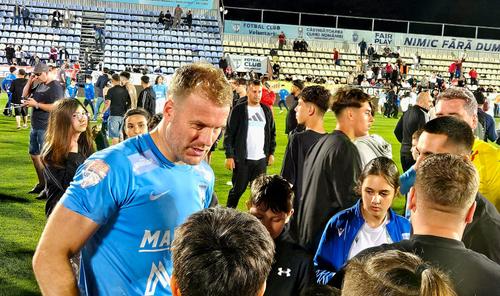 Adam Nemec a stat alături de fani pe teren 
Foto Eduard Apostol