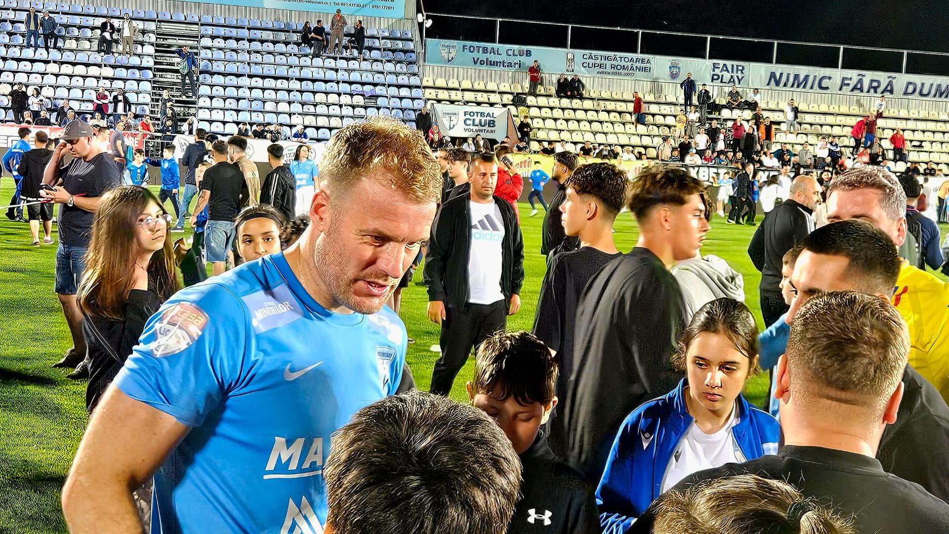 Adam Nemec în tricoul FC Voluntari pe teren, pregătit să intre în meciul decisiv de baraj din Liga 1 cu Hermannstadt | sursa foto: Gazeta Sporturilor