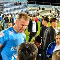 Adam Nemec a stat alături de fani pe teren 
Foto Eduard Apostol