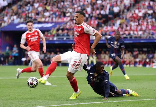 William Saliba (în duel cu Ousmane Dembele) a jucat 4.254 de minute în acest sezon la Arsenal, reușind un gol și un assist în 50 de partide / Foto: GeetyImages