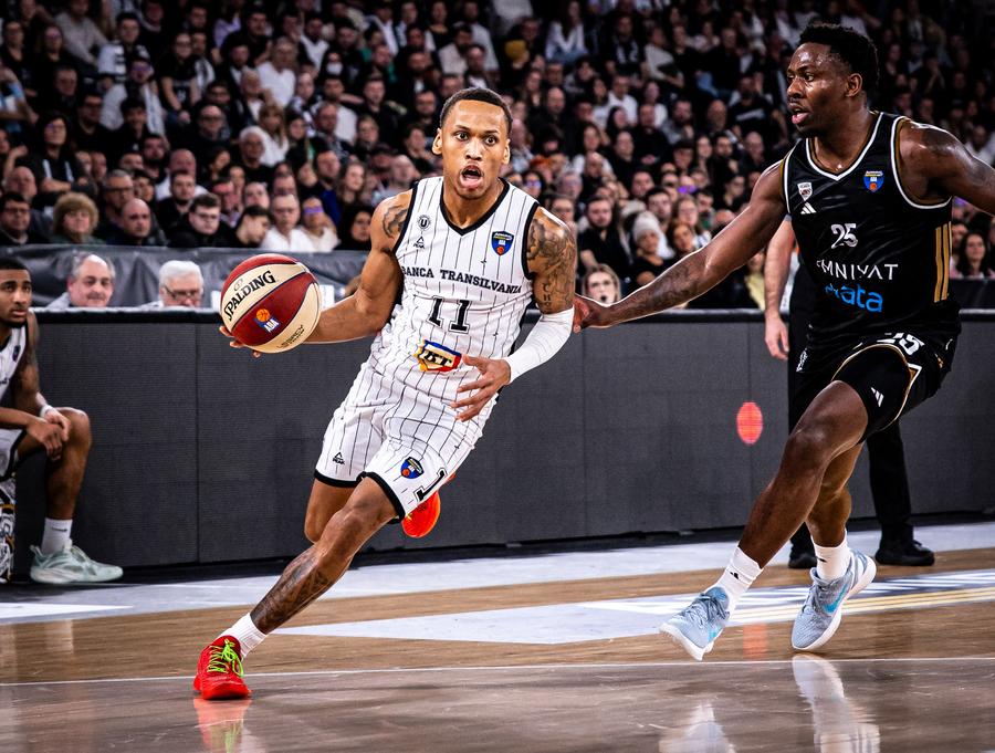 Daron Russell, conducătorul de joc al lui U-BT Cluj-Napoca/Foto: u-bt.basketball Daron Russell, spectaculosul fundaș al lui U-BT Cluj-Napoca, interviu pentru GSP: „A fost un sezon bun și am depășit niște așteptări”