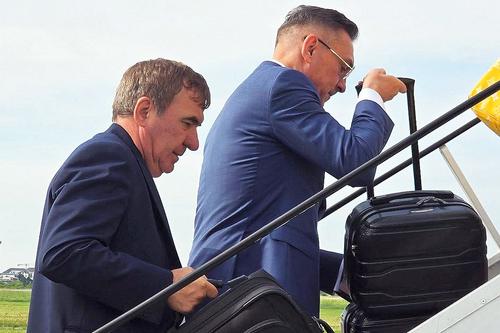 Gică Hagi, îmbarcându-se în avionul care va duce naționala la Tbilisi // foto: Facebook @ Echipa națională de fotbal a României