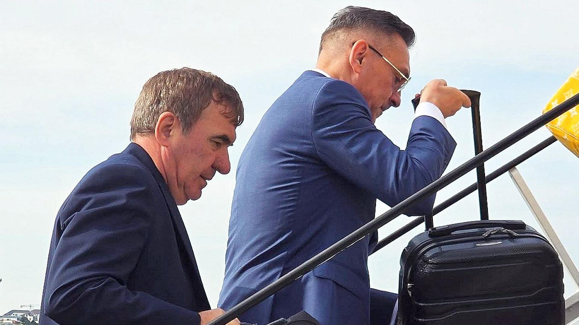 Ianis Hagi purtând tricoul cu numărul 10 în lotul națională România, pregătindu-se pentru meciul Georgia România sub conducerea lui Gică Hagi numărul 10 | sursa foto: Gazeta Sporturilor