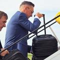 Gică Hagi, îmbarcându-se în avionul care va duce naționala la Tbilisi // foto: Facebook @ Echipa națională de fotbal a României