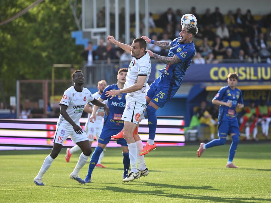 Bozhidar Chorbadzhiyski (centru) // FOTO: Imago Images Fotbalistul din Superliga, suspect într-un dosar gigant de evaziune fiscală: prejudiciu de 3,5 milioane de euro