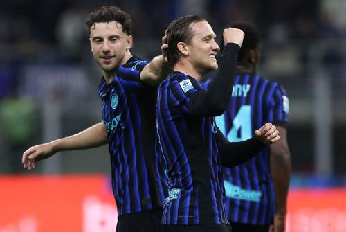 Carlos Augusto sărbătorește alături de Piotr Zielinski un gol marcat de Inter / Foto: GettyImages