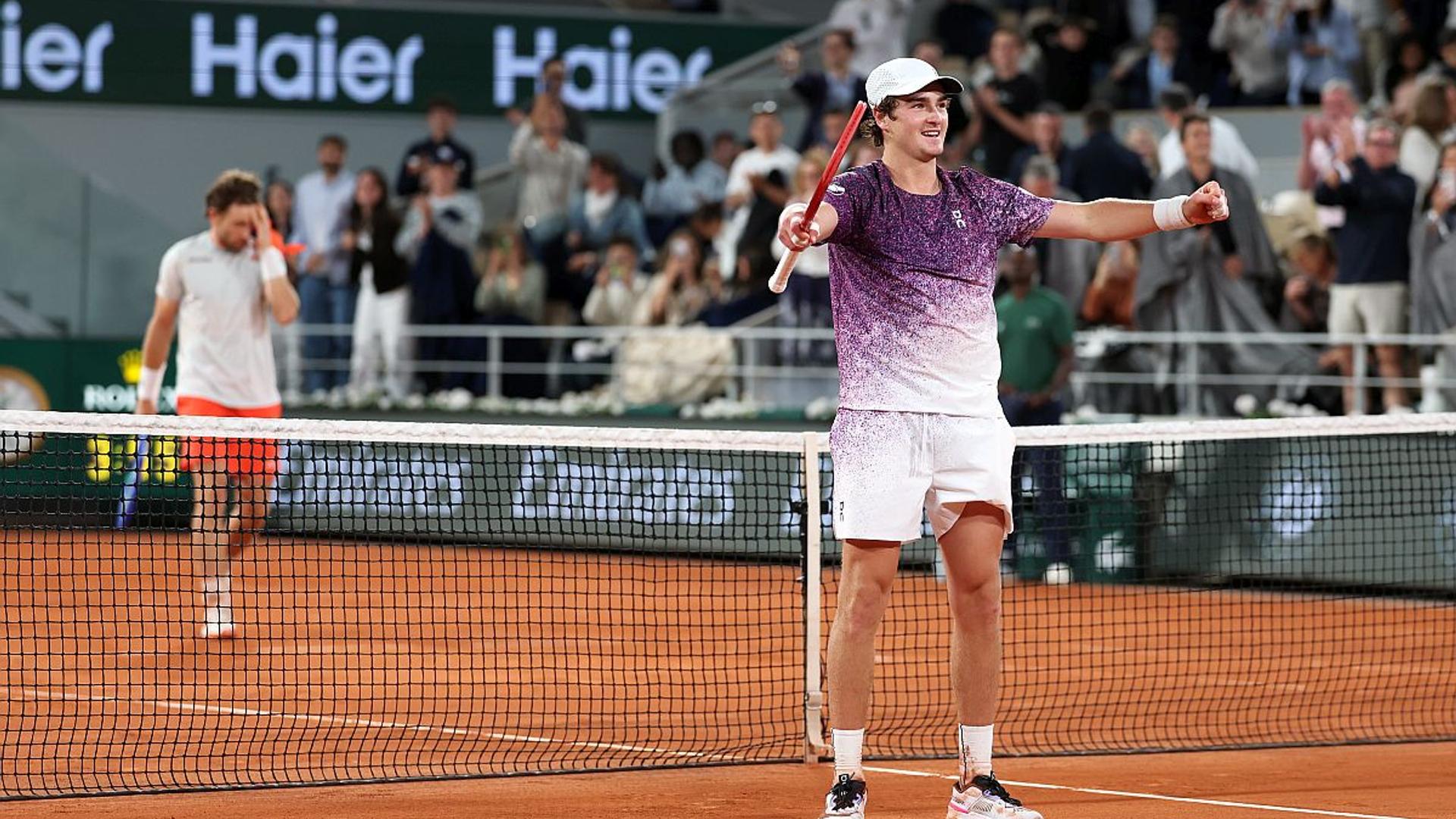 Joao Fonseca Roland Garros în acțiune la serviciu în meciul cu Casper Ruud, după eliminarea în sferturi Grand Slam. | sursa foto: Gazeta Sporturilor