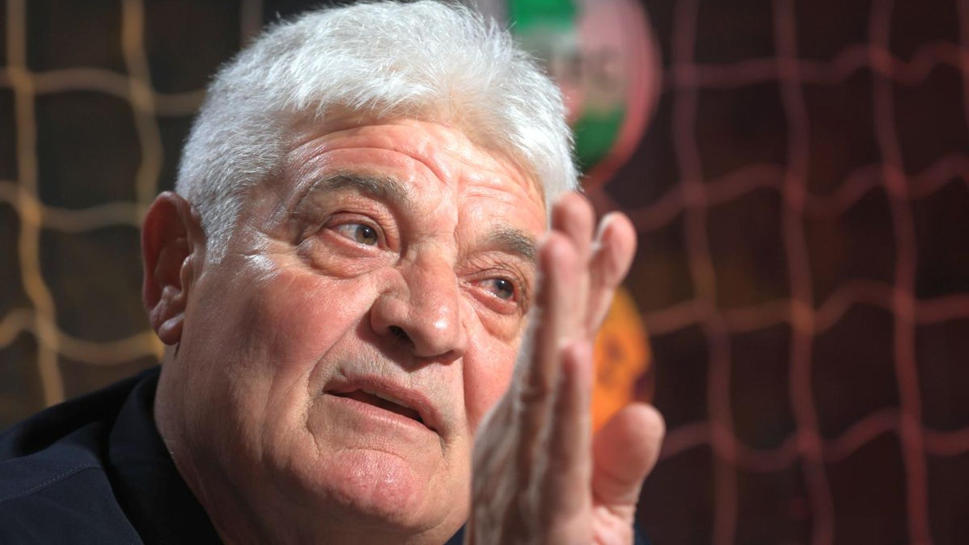Gică Hagi și Nicolae Stanciu discutând pe marginea terenului în timpul unui antrenament al naționalei României, cu echipament oficial. | sursa foto: Gazeta Sporturilor