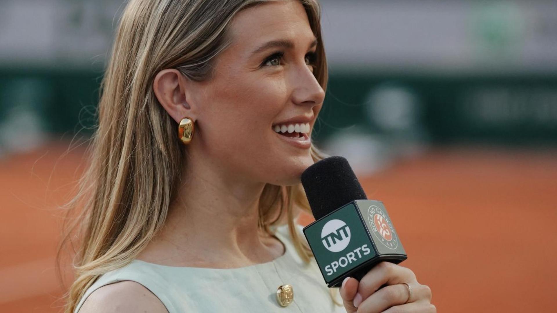 Sorana Cîrstea în timpul meciului la Roland Garros, cu Eugenie Bouchard prezentatoare și susținătoare a carierei tenis a româncei | sursa foto: Gazeta Sporturilor
