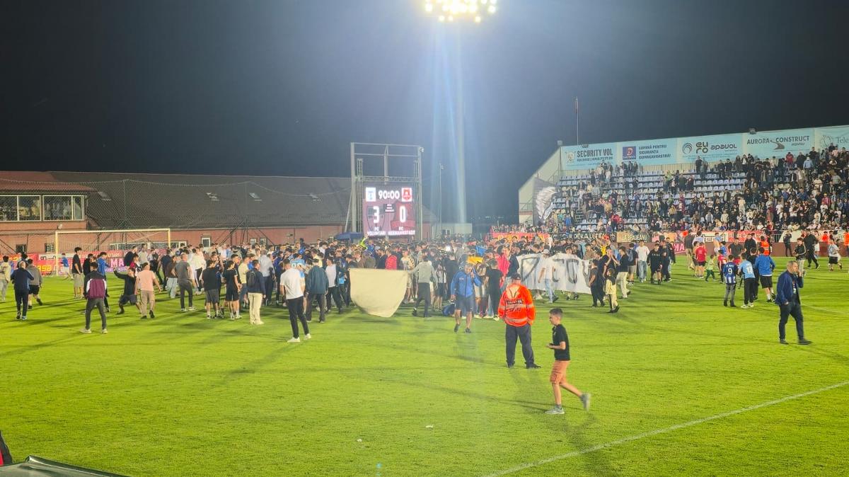 „Să NU mai călcați în Sibiu!” » Imagini nemaivăzute la Voluntari: ce s-a întâmplat după promovare și cum a fost surprins Dorinel Munteanu